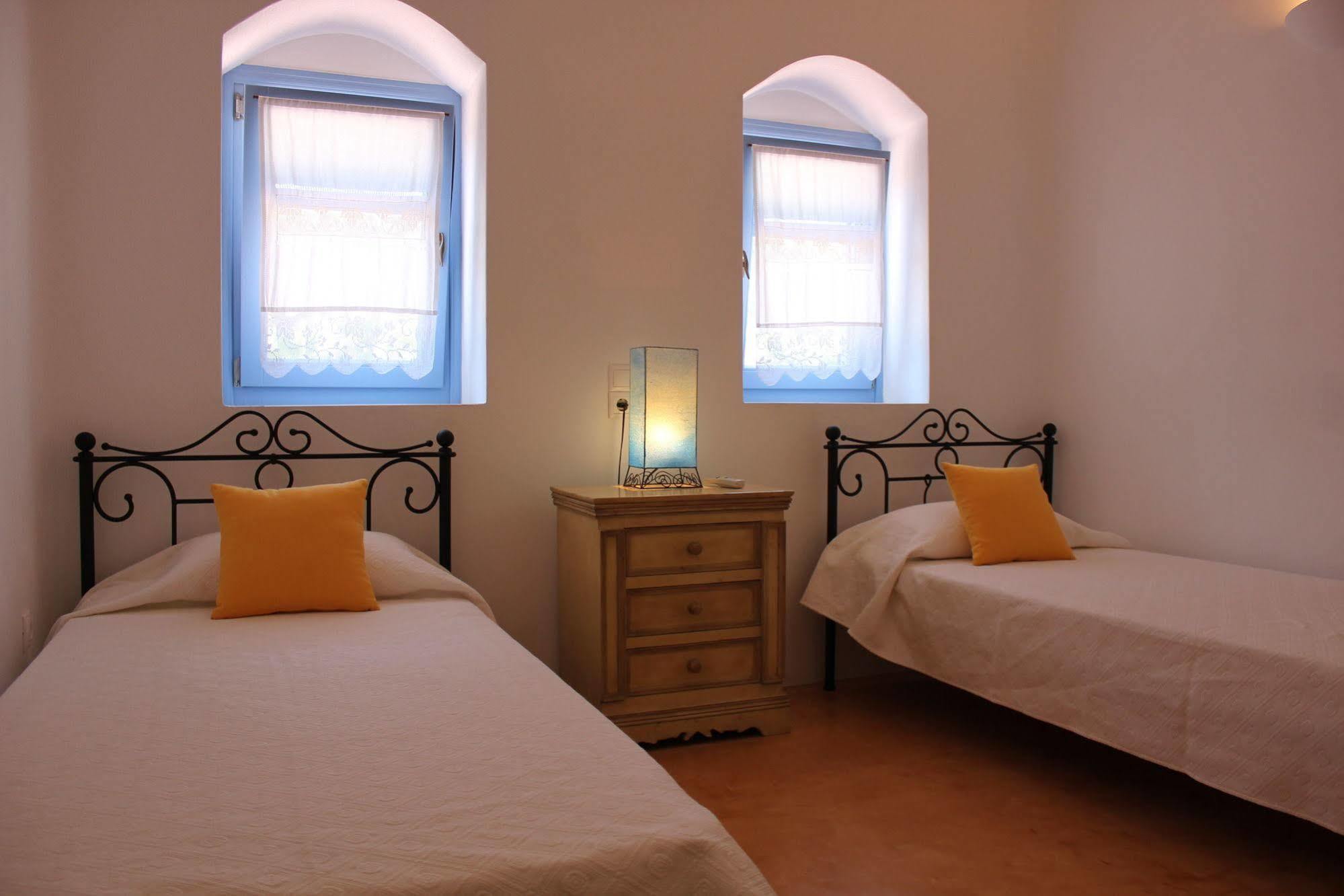 Theros Santorini בית נופש *